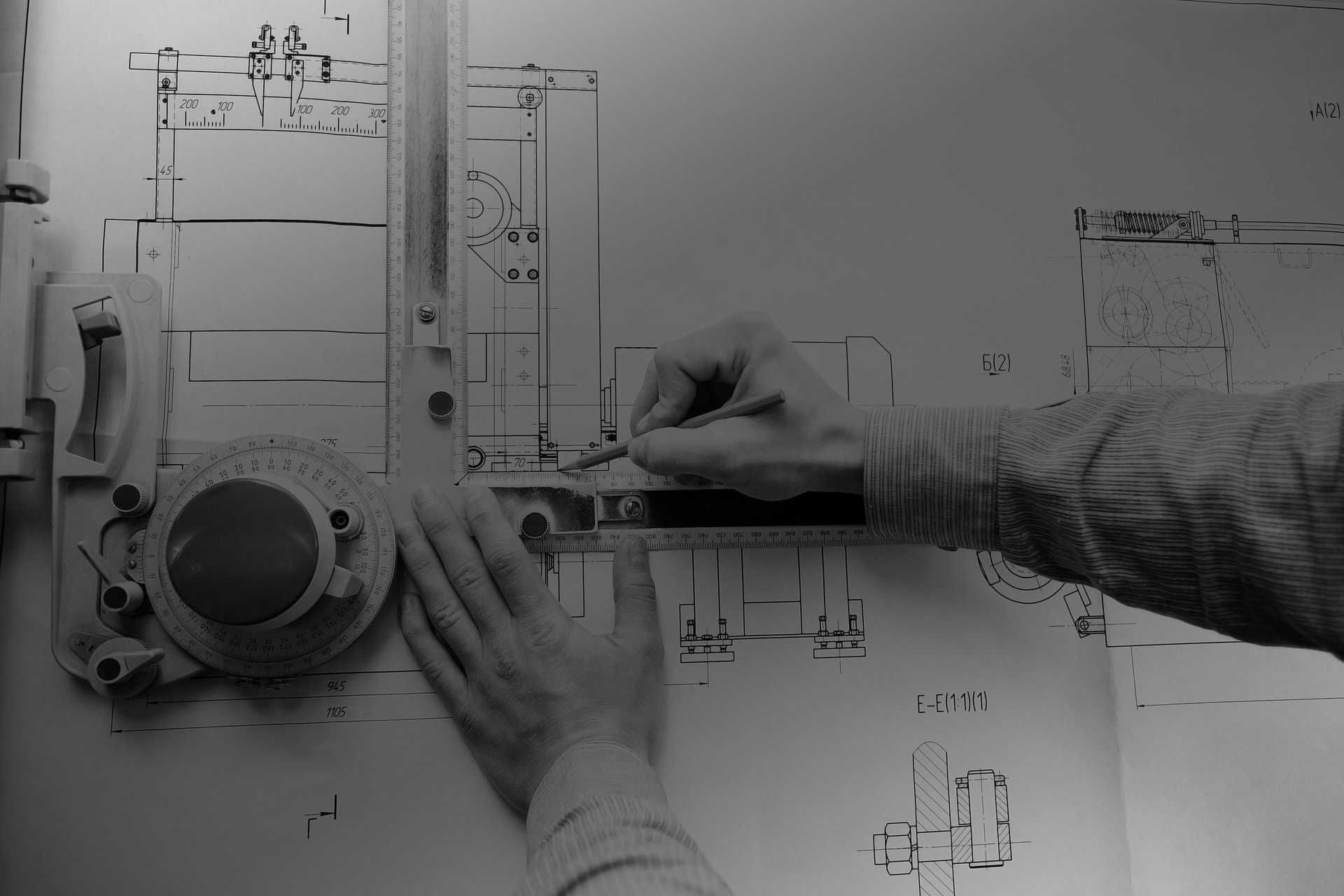 Detail einer technischen Zeichnung am Zeichenbrett